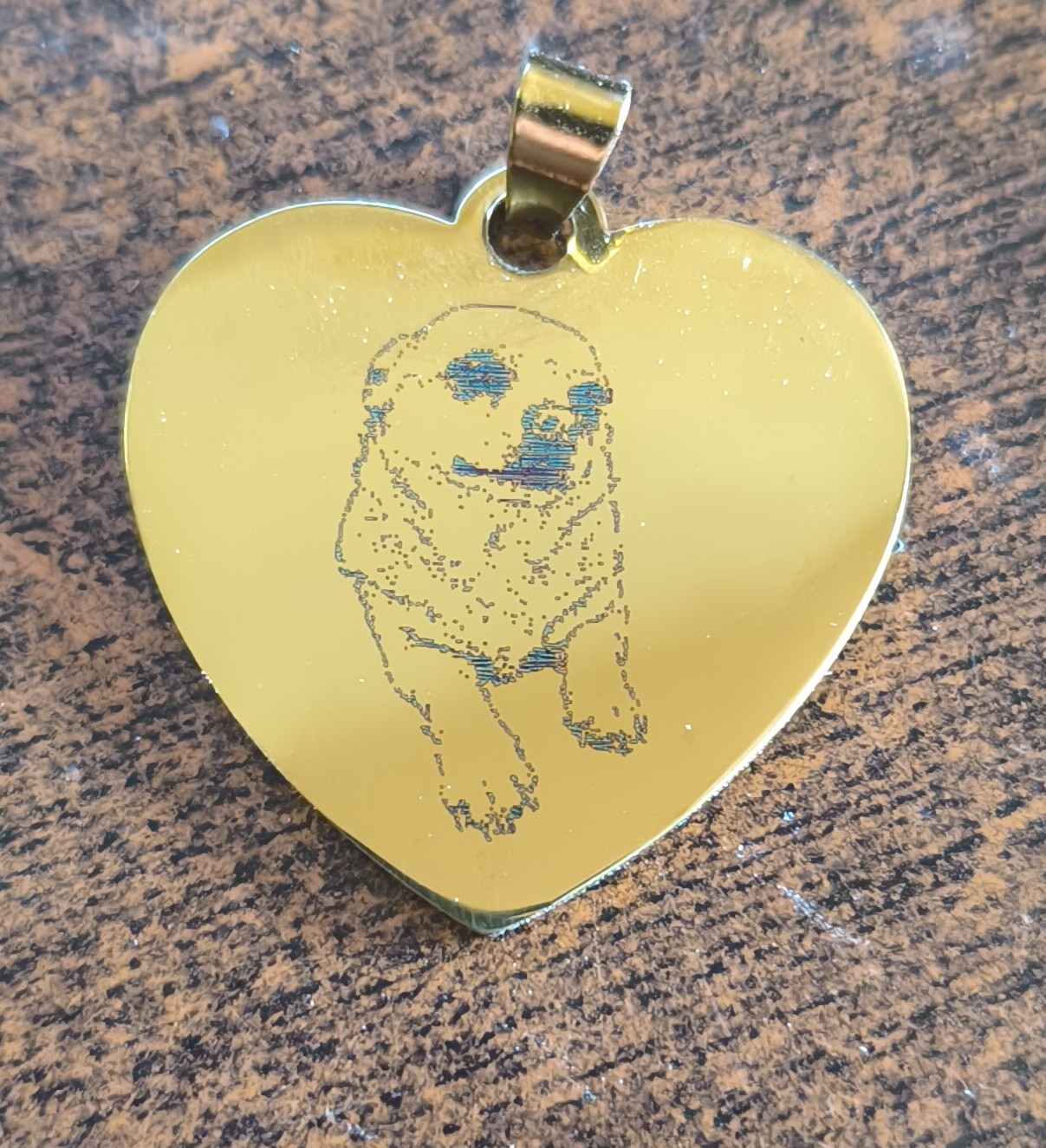 gravure sur pendentif bronze 